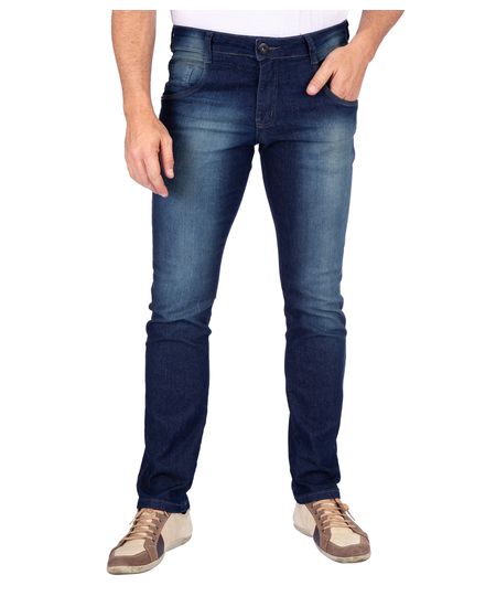 Homem vestindo calça masculina jeans azul e sapatenis bege | Camisaria Colombo