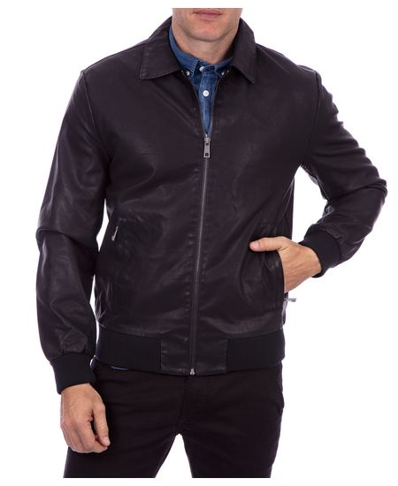Homem vestindo jaqueta masculina de couro ecológico preta lisa e calça preta| Camisaria Colombo