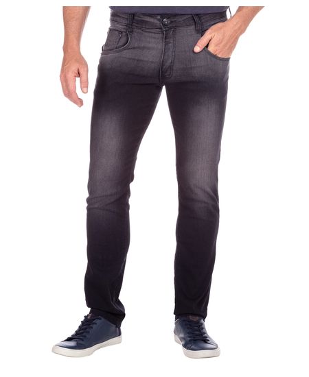 Homem vestindo camisa calça masculina jeans cinza chumbo | Camisaria Colombo