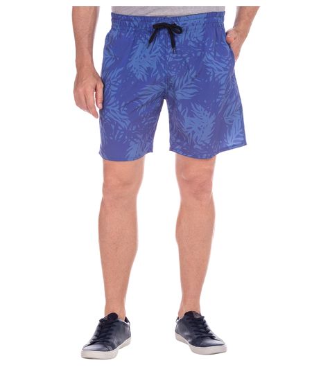 Homem vestindo short masculino azul escuro estampado folha| Camisaria Colombo