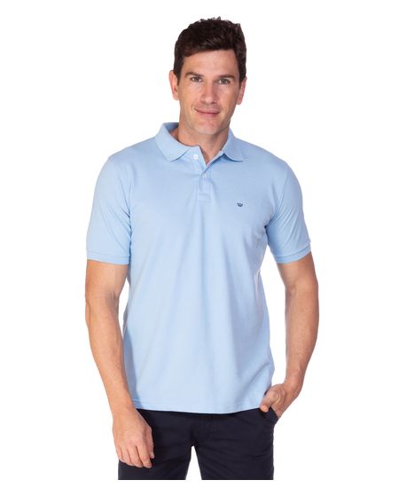 Homem vestindo camisa polo masculina pique azul claro lisa manga curta | Camisaria Colombo
