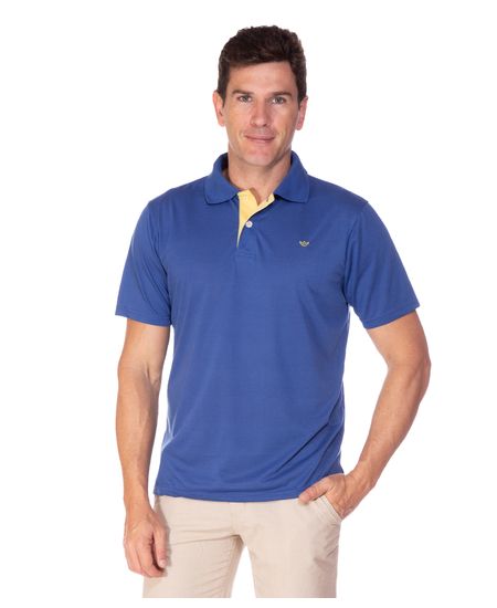 Homem vestindo camisa polo masculina azul escuro lisa manga curta | Camisaria Colombo