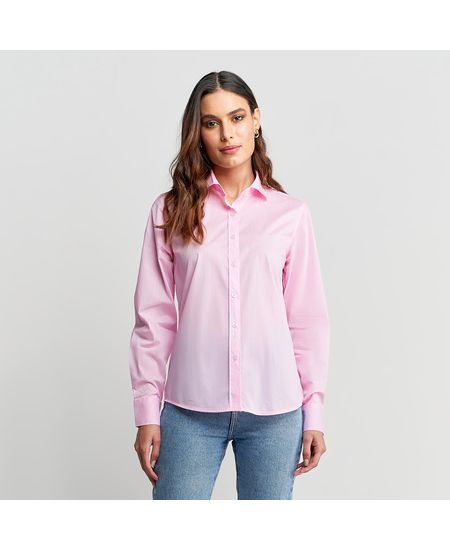 Mulher vestindo camisa feminina rosa listrada e calça jeans | Camisaria Colombo