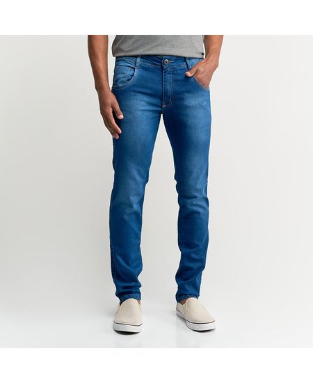 Homem vestindo calça masculina jeans azul e sapatênis branco | Camisaria Colombo