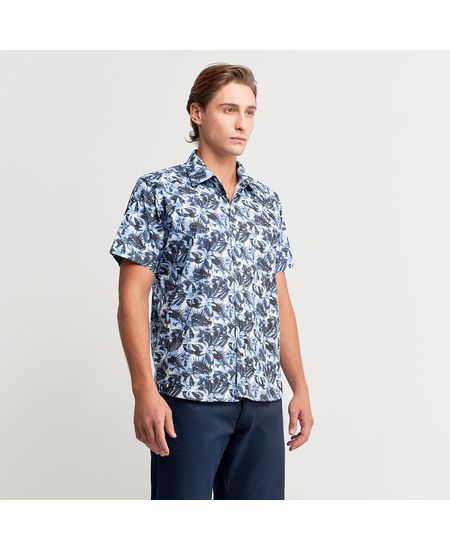 Homem vestindo camisa masculina azul estampa floral manga curta | Camisaria Colombo