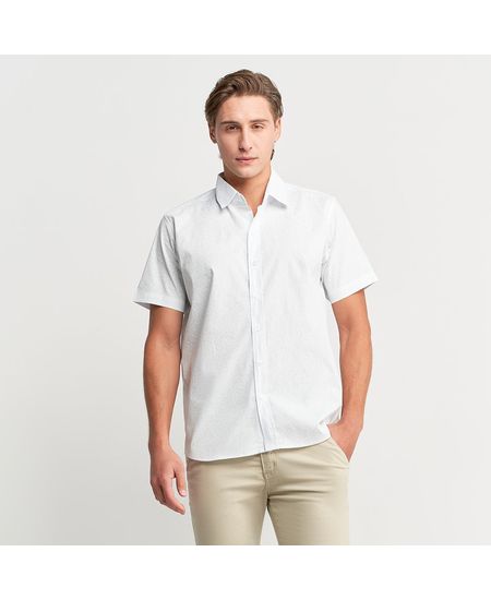 Homem vestindo camisa masculina branca estampada manga curta | Camisaria Colombo