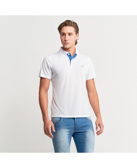 Homem vestindo camisa polo masculina branca lisa e detalhe na gola azul | Camisaria Colombo