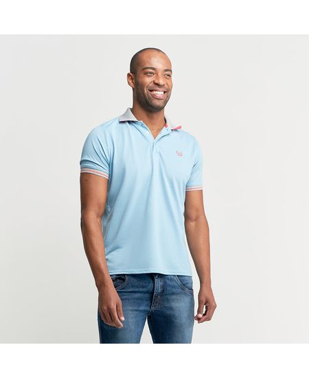 Homem vestindo camisa polo masculina azul lisa com elastano e gola cinza | Camisaria Colombo