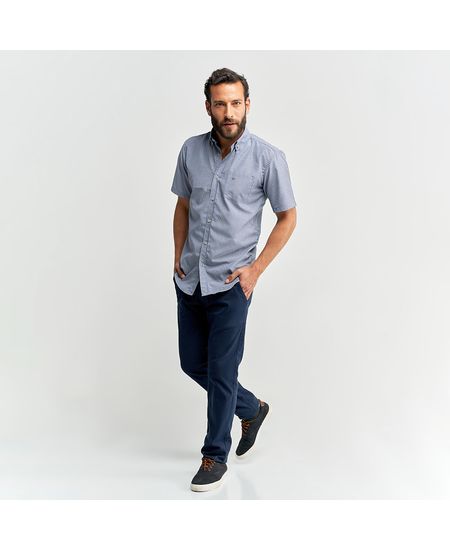 Homem vestindo calça masculina slim de sarja azul | Camisaria Colombo