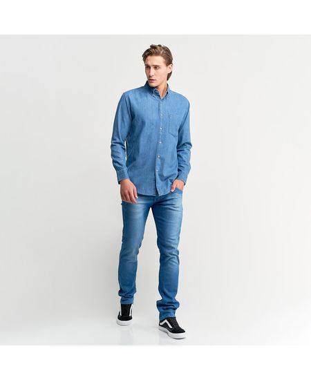 Homem vestindo camisa masculina jeans azul lisa manga longa | Camisaria Colombo