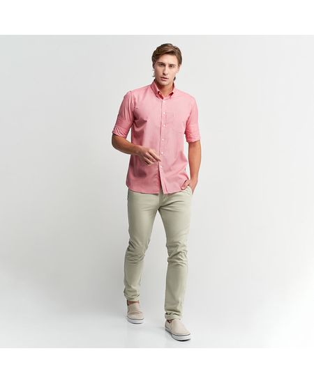 Homem vestindo camisa social masculina vermelha texturizada manga longa | Camisaria Colombo