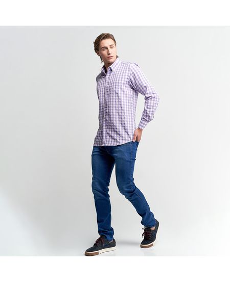 Homem vestindo camisa social masculina lilás xadrez manga longa | Camisaria Colombo