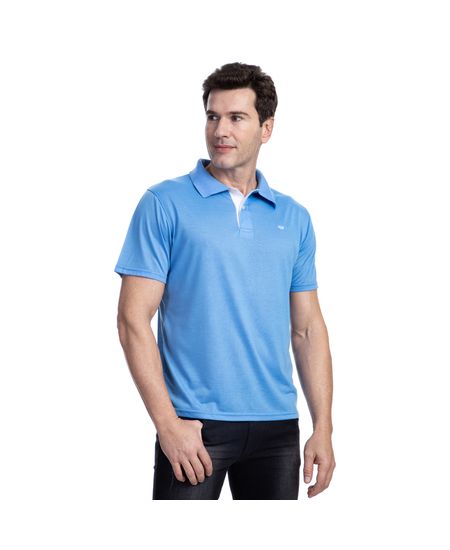 Homem vestindo camisa polo masculina azul lisa | Camisaria Colombo