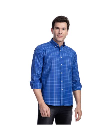 Homem vestindo camisa social masculina azul xadrez e calça preta | Camisaria Colombo