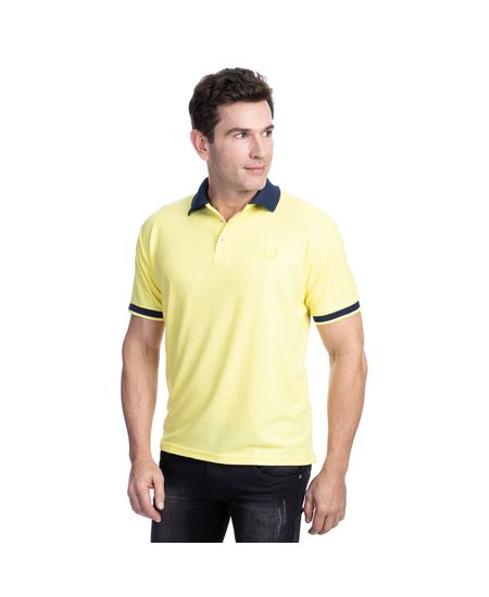 Homem vestindo camisa polo masculina piquet amarela lisa | Camisaria Colombo