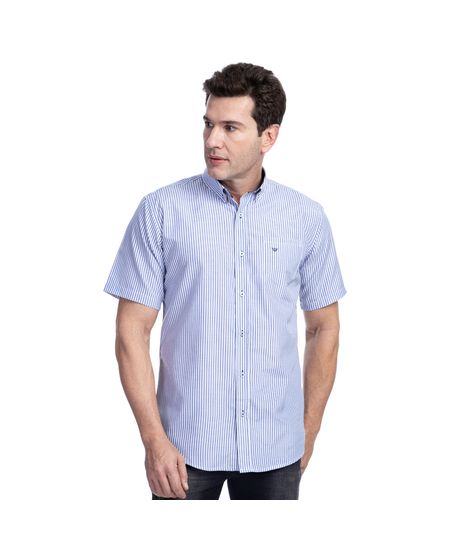 Homem vestindo camisa social masculina azul listrada manga curta | Camisaria Colombo
