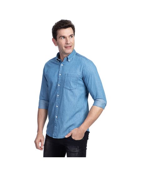 Homem vestindo camisa masculina jeans azul estampada manga longa | Camisaria Colombo