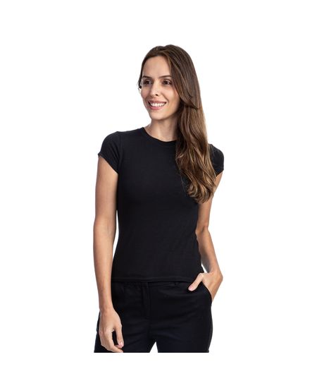 Mulher vestindo camiseta feminina preta lisa | Camisaria Colombo