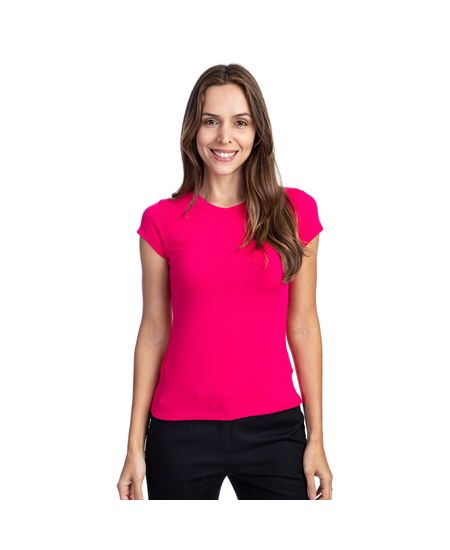 Mulher vestindo camiseta feminina rosa lisa | Camisaria Colombo