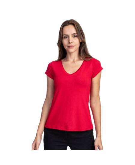 Mulher vestindo blusa feminina vermelha lisa gola v manga curta | Camisaria Colombo