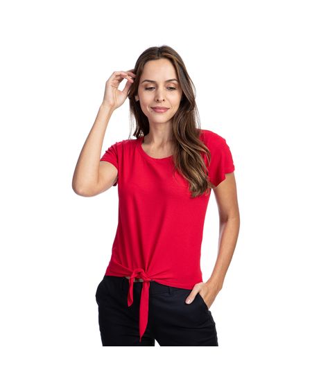 Mulher vestindo blusa feminina nó vermelha manga curta | Camisaria Colombo