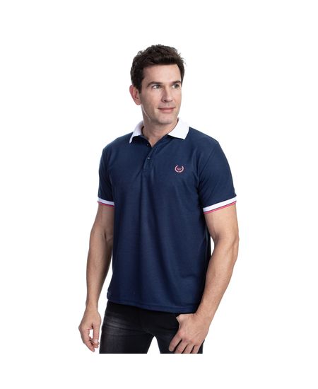 Homem vestindo camisa polo masculina azul marinho lisa manga curta | Camisaria Colombo