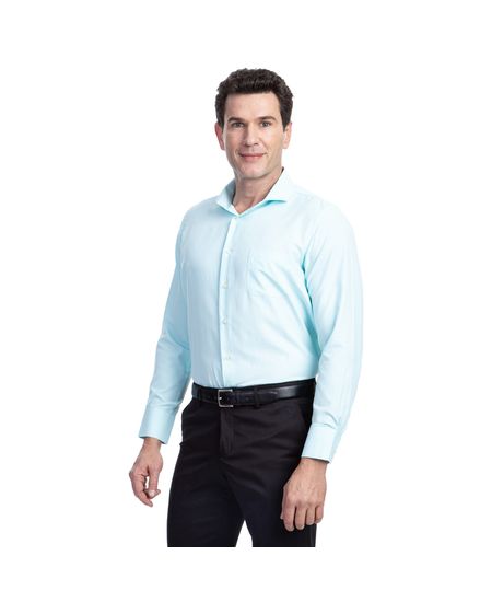 Homem vestindo camisa social masculina azul lisa | Camisaria Colombo