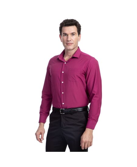 Homem vestindo camisa social masculina vinho lisa | Camisaria Colombo