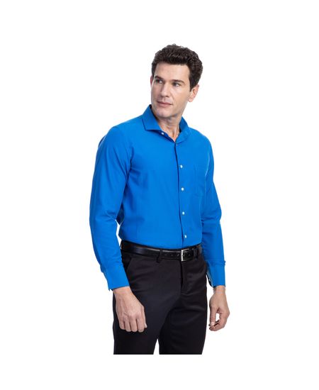 Homem vestindo camisa social masculina azul mar lisa | Camisaria Colombo