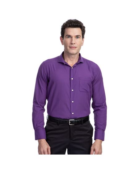 Homem vestindo camisa social masculina roxa lisa | Camisaria Colombo