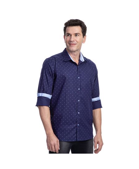 Homem vestindo camisa social masculina azul estampada | Camisaria Colombo